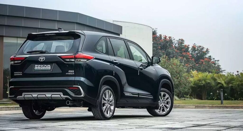 Toyota Innova Hycross प्रीमियम SUV
