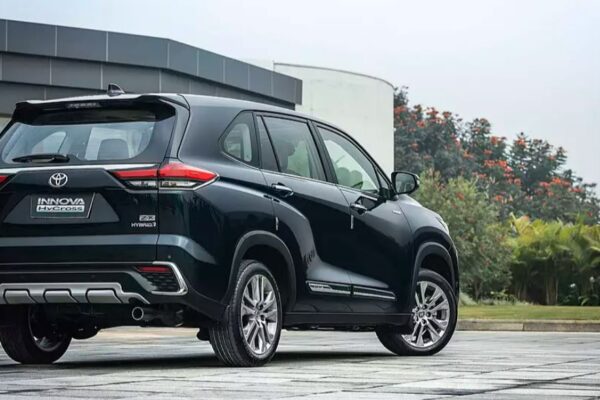 Toyota Innova Hycross: 7-सीटर प्रीमियम SUV जिसमें है 23.24 kmpl माइलेज Toyota Innova Hycross प्रीमियम SUV
