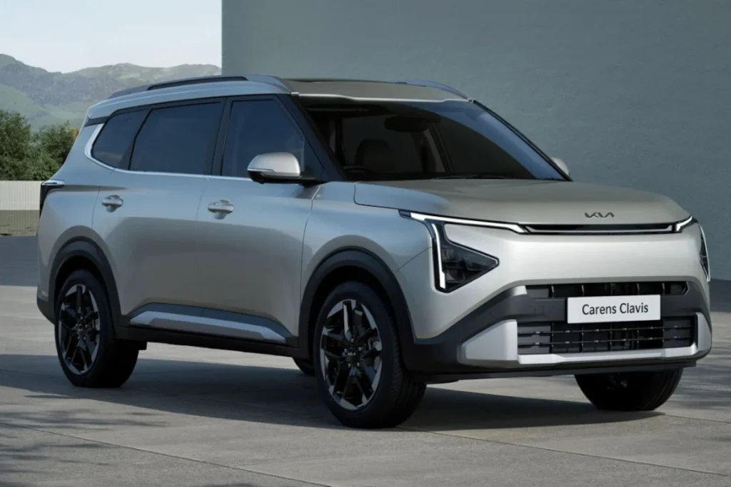 Kia Carens Clavis EV फ्रंट व्यू - बंद ग्रिल और LED हेडलैम्प्स