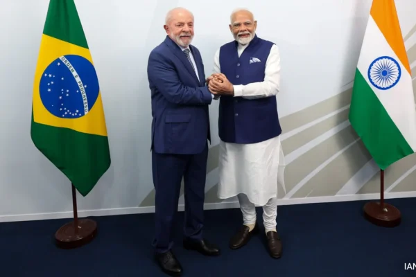 पीएम मोदी ब्राजील दौरे में राष्ट्रपति लूला से मिलते हुए – भारत-ब्राजील UPI सहयोग