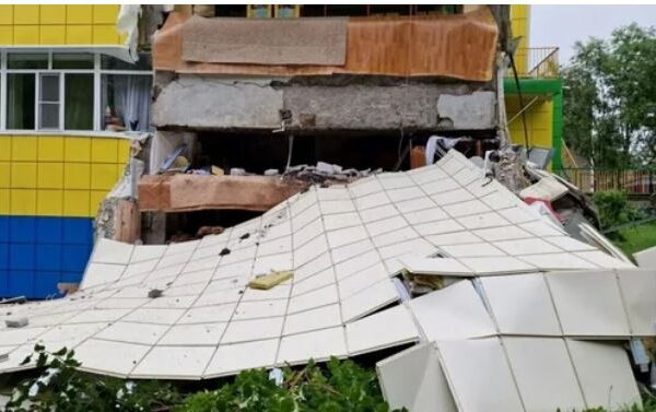 प्रशांत महासागर भूकंप: 8.8 तीव्रता से 3 मीटर ऊंची सुनामी लहरें रूस के कामचटका में भूकंप से क्षतिग्रस्त एक किंडरगार्टन का दृश्य