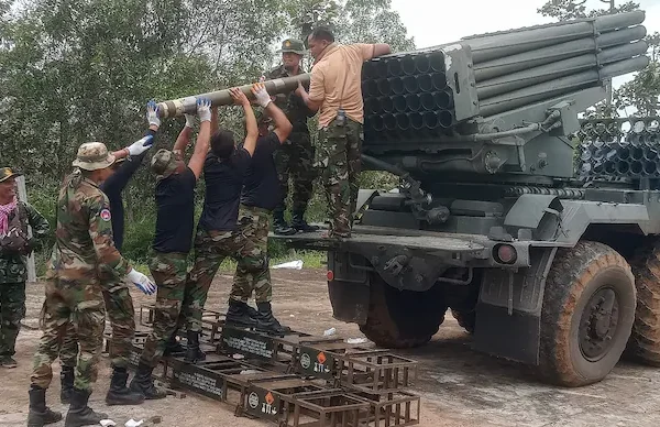 थाईलैंड-कंबोडिया सीमा विवाद: F-16 एयरस्ट्राइक, 10 नागरिकों की मौत थाईलैंड-कंबोडिया सीमा पर सैन्य संघर्ष की तस्वीर