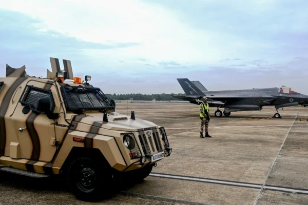 F-35B फाइटर जेट ₹920 करोड़ का, मरम्मत के बाद तिरुवनंतपुरम से रवाना तिरुवनंतपुरम एयरपोर्ट पर खड़ा F-35B फाइटर जेट