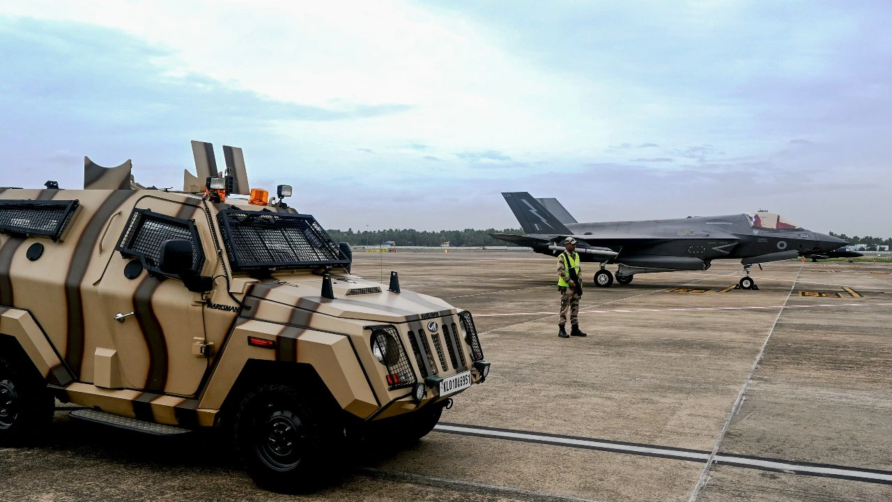 तिरुवनंतपुरम एयरपोर्ट पर खड़ा F-35B फाइटर जेट