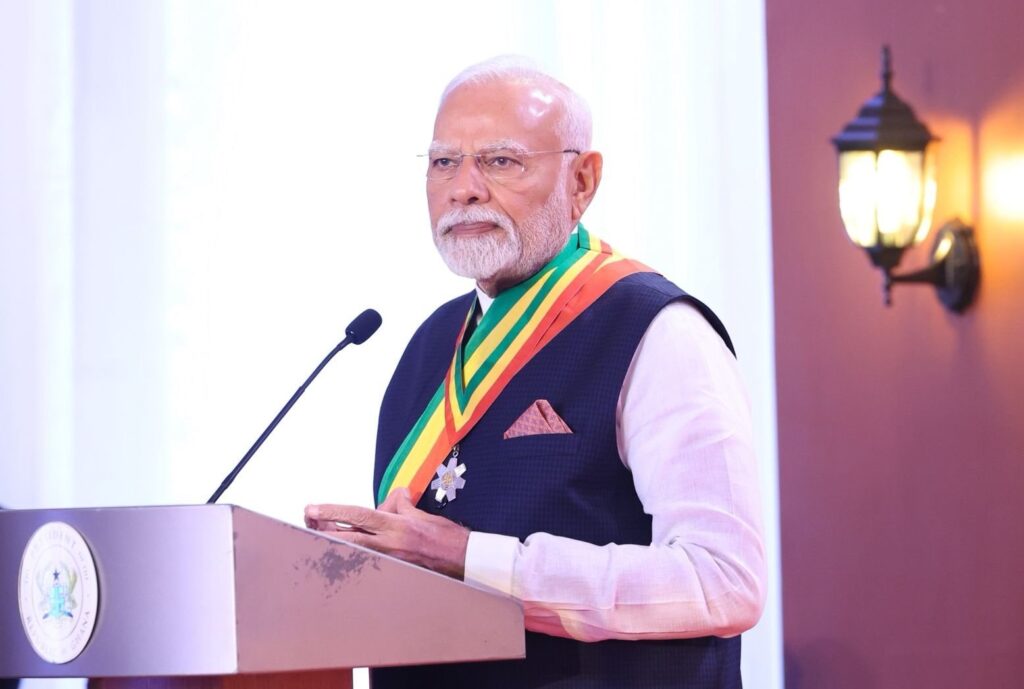पीएम मोदी अमृत भारत ट्रेन को हरी झंडी दिखाते हुए