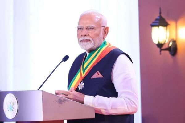 पीएम मोदी अमृत भारत ट्रेन को हरी झंडी दिखाते हुए