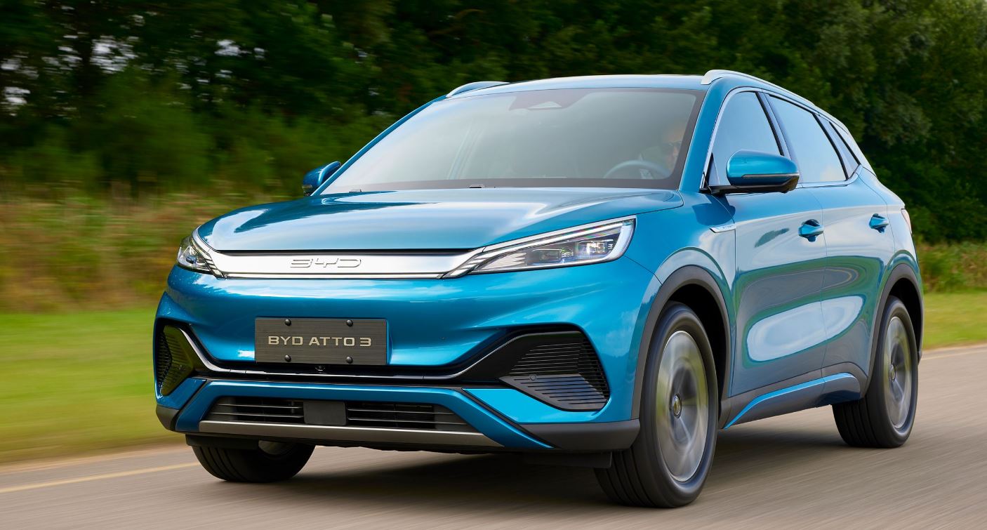 BYD Atto 3 इलेक्ट्रिक SUV - फ्रंट व्यू, LED हेडलैंप और डायनामिक डिज़ाइन