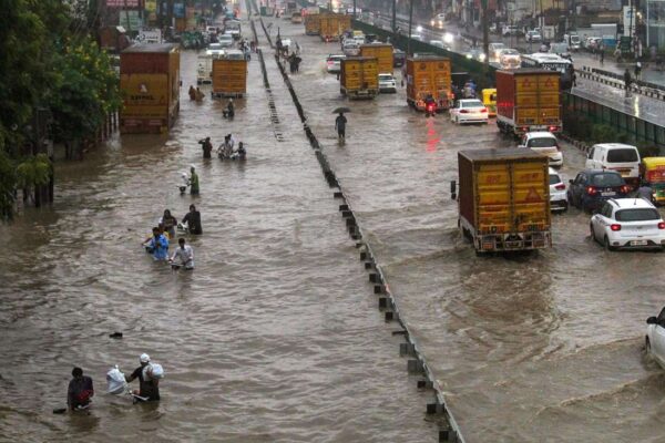 दिल्ली-NCR में मूसलाधार बारिश और जलभराव