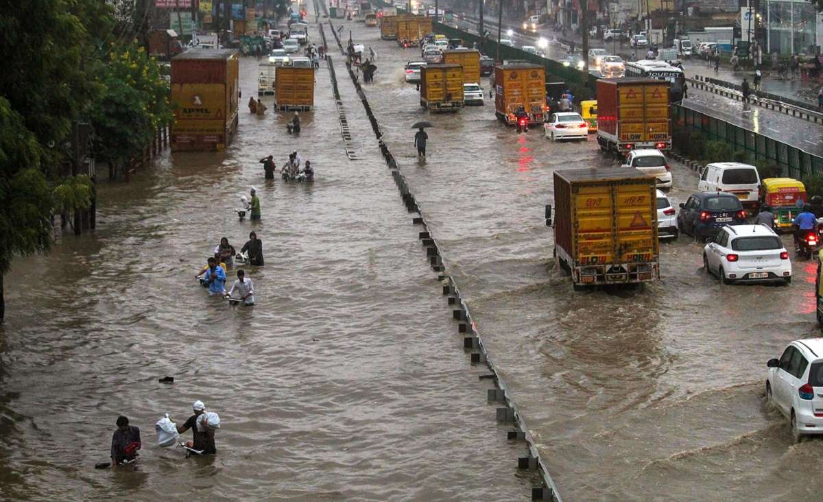 दिल्ली-NCR में मूसलाधार बारिश और जलभराव