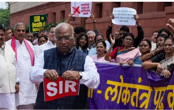 आधार नागरिकता का प्रमाण नहीं सुप्रीम कोर्ट का बयान