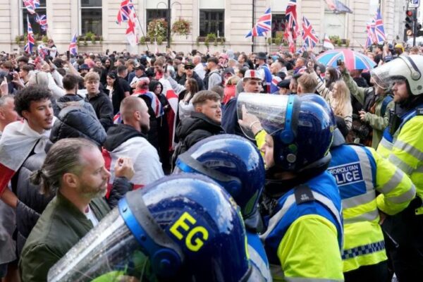 लंदन एंटी-इमिग्रेशन रैली में पुलिस और प्रदर्शनकारियों के बीच झड़प
