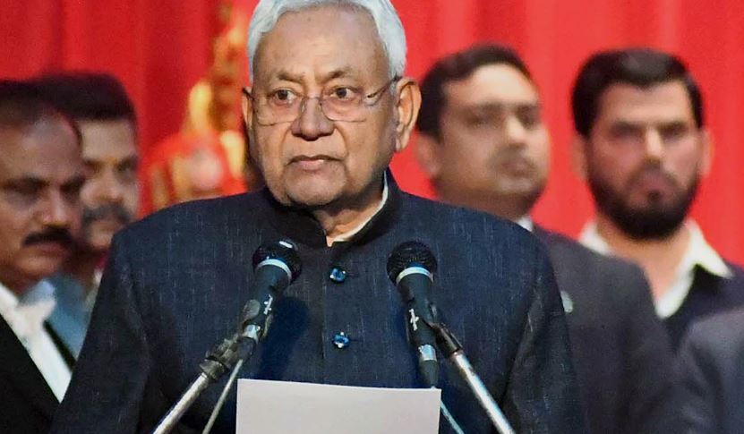 गांधी मैदान, पटना में आयोजित समारोह में नीतीश कुमार ने रिकॉर्ड 10वीं बार मुख्यमंत्री पद की शपथ लेकर नया इतिहास रचा।