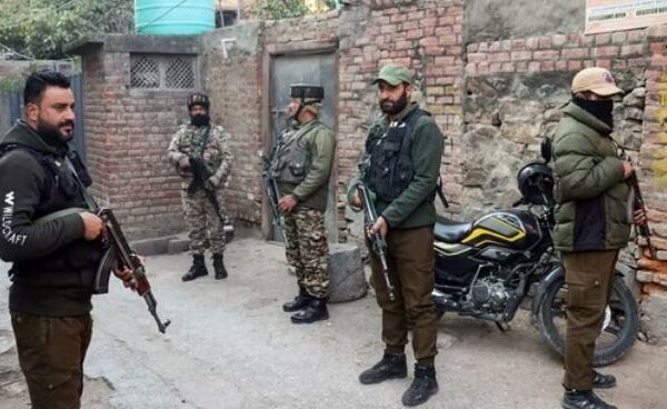 जम्मू-कश्मीर पुलिस ने 2900 किलो IED सामग्री और हथियार बरामद किए