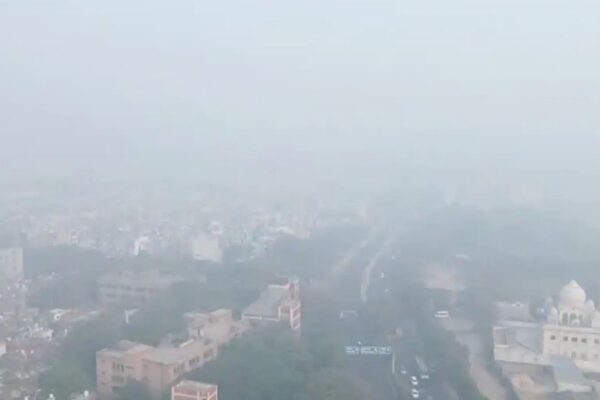 घने कोहरे और धुंध में ढकी दिल्ली की सड़कें, बहुत खराब वायु गुणवत्ता और दिल्ली AQI 400 के करीब का दृश्य