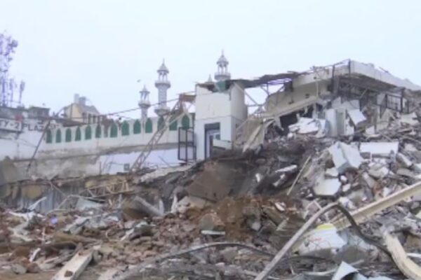 दिल्ली के तुर्कमान गेट स्थित फ़ैज़-ए-इलाही मस्जिद के पास MCD द्वारा हाई कोर्ट के आदेश पर चलाए गए ध्वस्तीकरण अभियान के दौरान बुलडोज़र, मलबा और पुलिस बल की तैनाती दिखाती हुई तस्वीर,