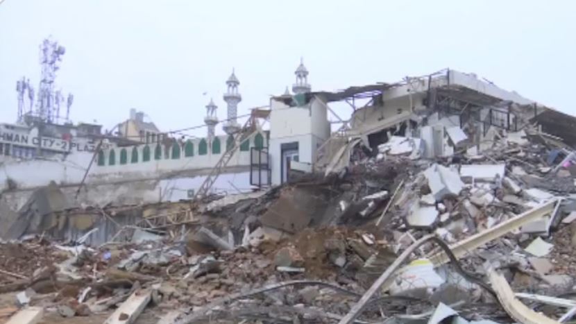 दिल्ली के तुर्कमान गेट स्थित फ़ैज़-ए-इलाही मस्जिद के पास MCD द्वारा हाई कोर्ट के आदेश पर चलाए गए ध्वस्तीकरण अभियान के दौरान बुलडोज़र, मलबा और पुलिस बल की तैनाती दिखाती हुई तस्वीर,