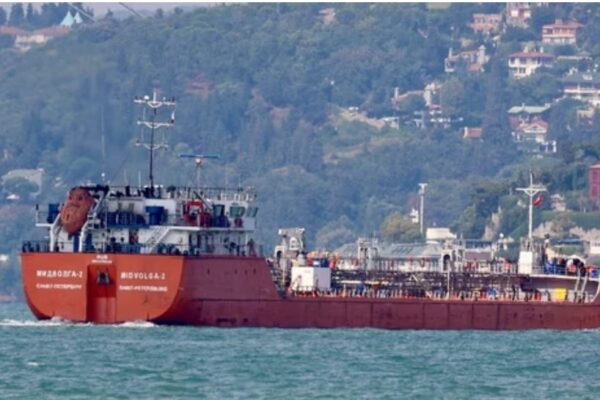 उत्तरी अटलांटिक में अमेरिकी युद्धपोत द्वारा रूस झंडे वाले तेल टैंकर की घेराबंदी का दृश्य