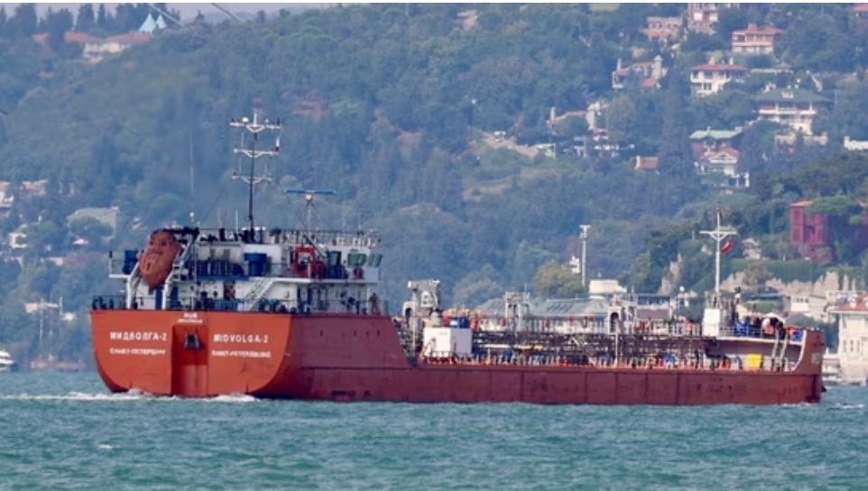 उत्तरी अटलांटिक में अमेरिकी युद्धपोत द्वारा रूस झंडे वाले तेल टैंकर की घेराबंदी का दृश्य