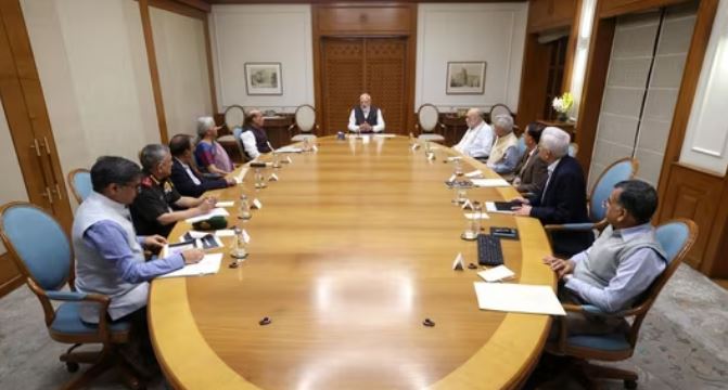 हाई सिक्योरिटी मीटिंग में पीएम मोदी मिडिल ईस्ट युद्धक्षेत्र में फंसे भारतीयों की मदद पर चर्चा करते हुए