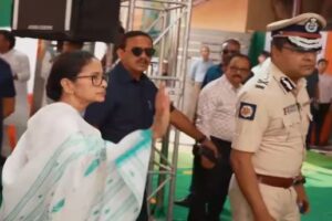 ममता बनर्जी का चुनाव आयोग के तबादले पर सड़क प्रदर्शन