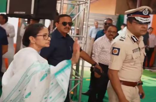 ममता बनर्जी का चुनाव आयोग के तबादले पर सड़क प्रदर्शन